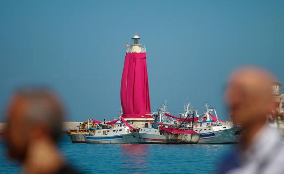 Il porto di Molfetta si tinge di rosa. Lapresse